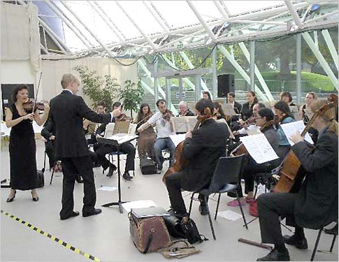 Tasmin rehearsing with the orchestra in the Atrium of the University of Bradford